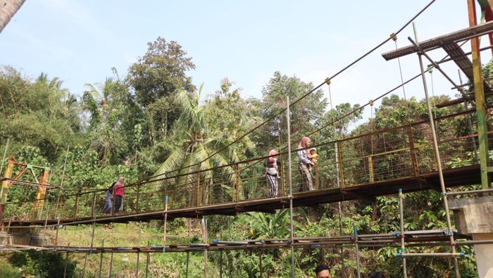 Polisi Bangun Jembatan Baru untuk Hubungkan Dua Kampung dan Permudah Aktivitas Petani di Anyer
