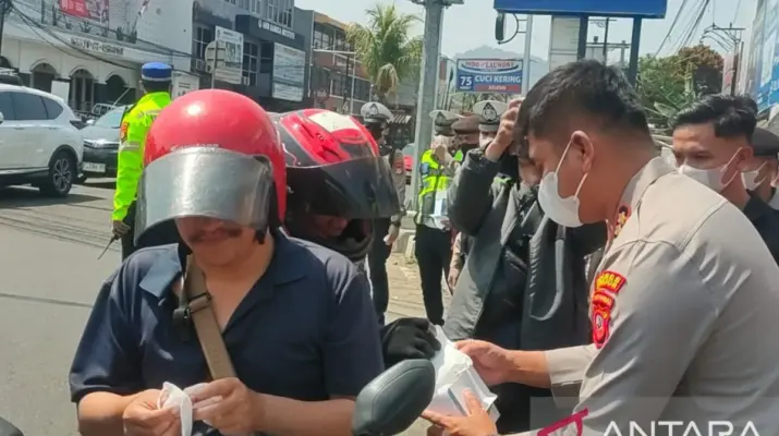 Polres Cianjur Sebar 2.000 Masker untuk Lindungi Warga dari Abu Anak Krakatau